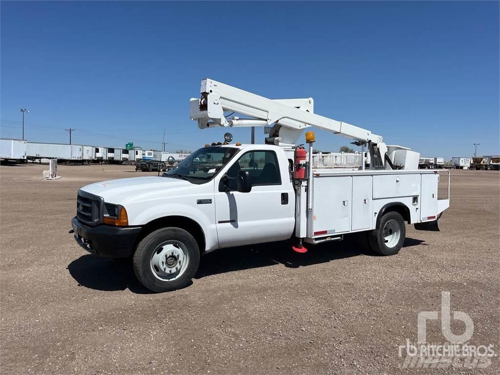 Ford F-550 Plataformas aéreas montadas em atrelados