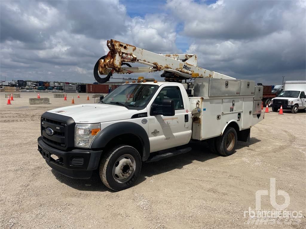 Ford F-550 Plataformas aéreas montadas em atrelados
