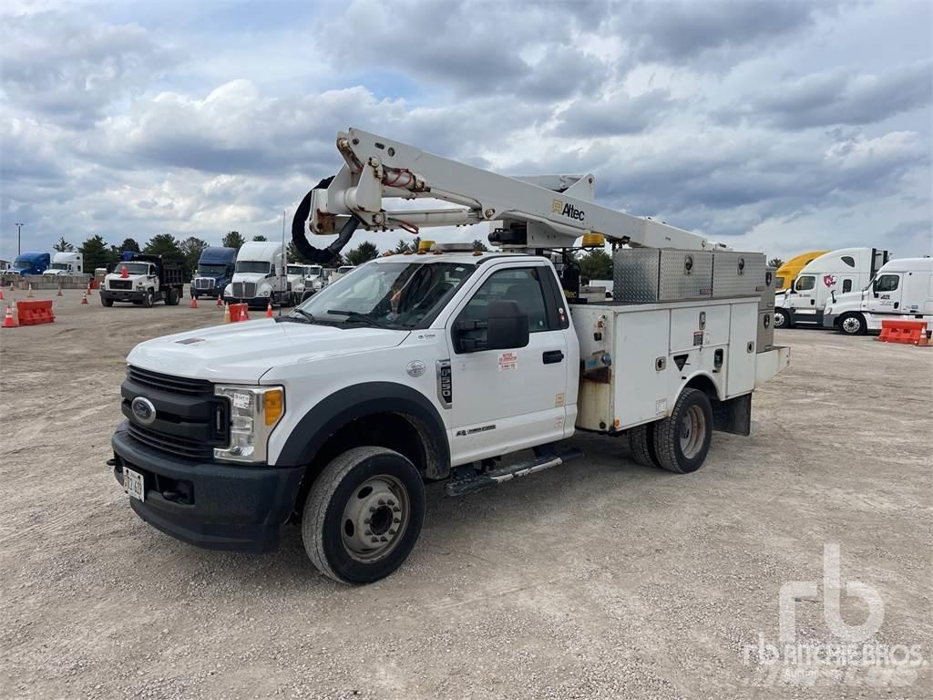 Ford F-550 Plataformas aéreas montadas em atrelados