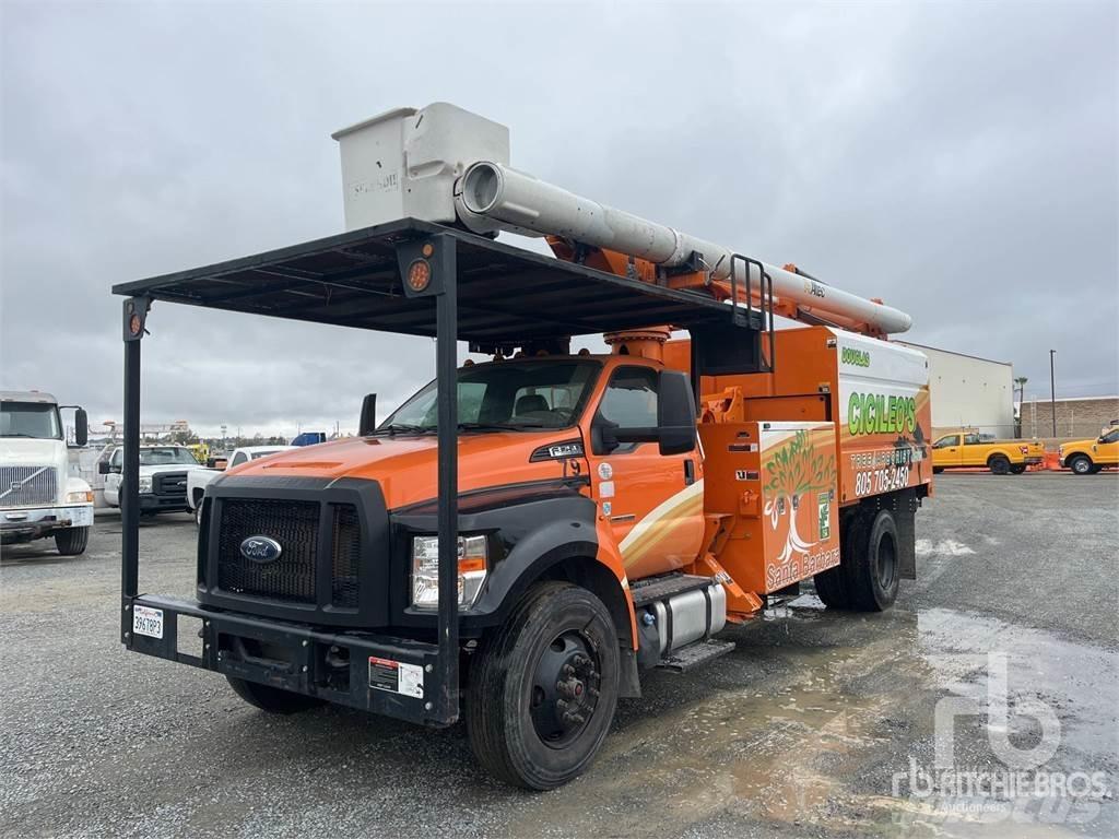 Ford F-750 Plataformas aéreas montadas em atrelados
