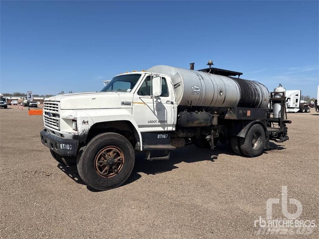Ford F800 Pulverizadores de betume