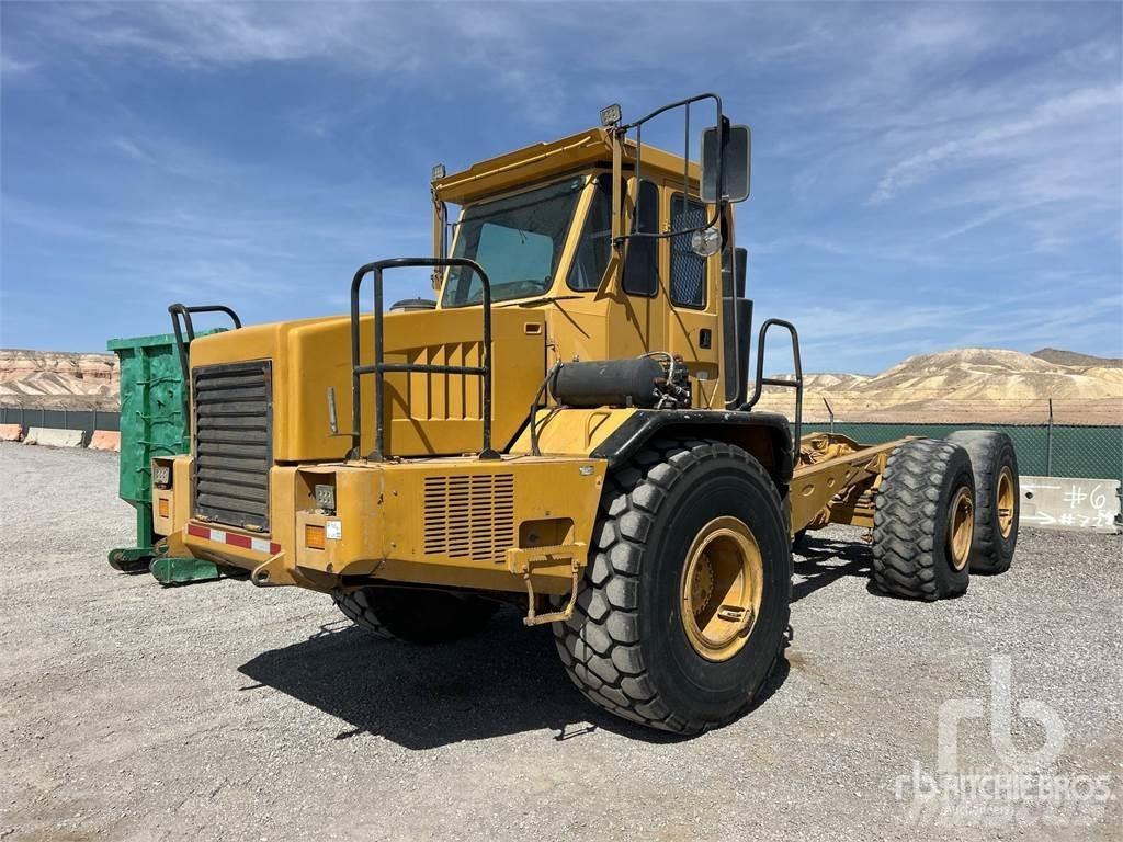 John Deere 300C Camiões de chassis e cabine