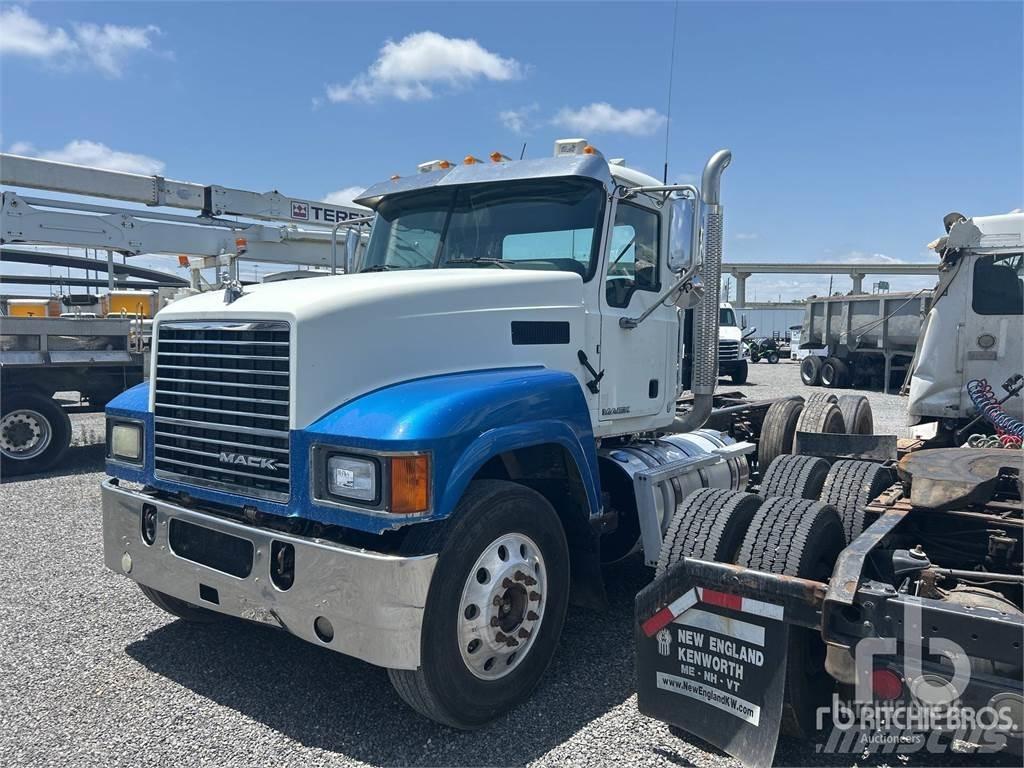 Mack CHU613 Camiões de chassis e cabine