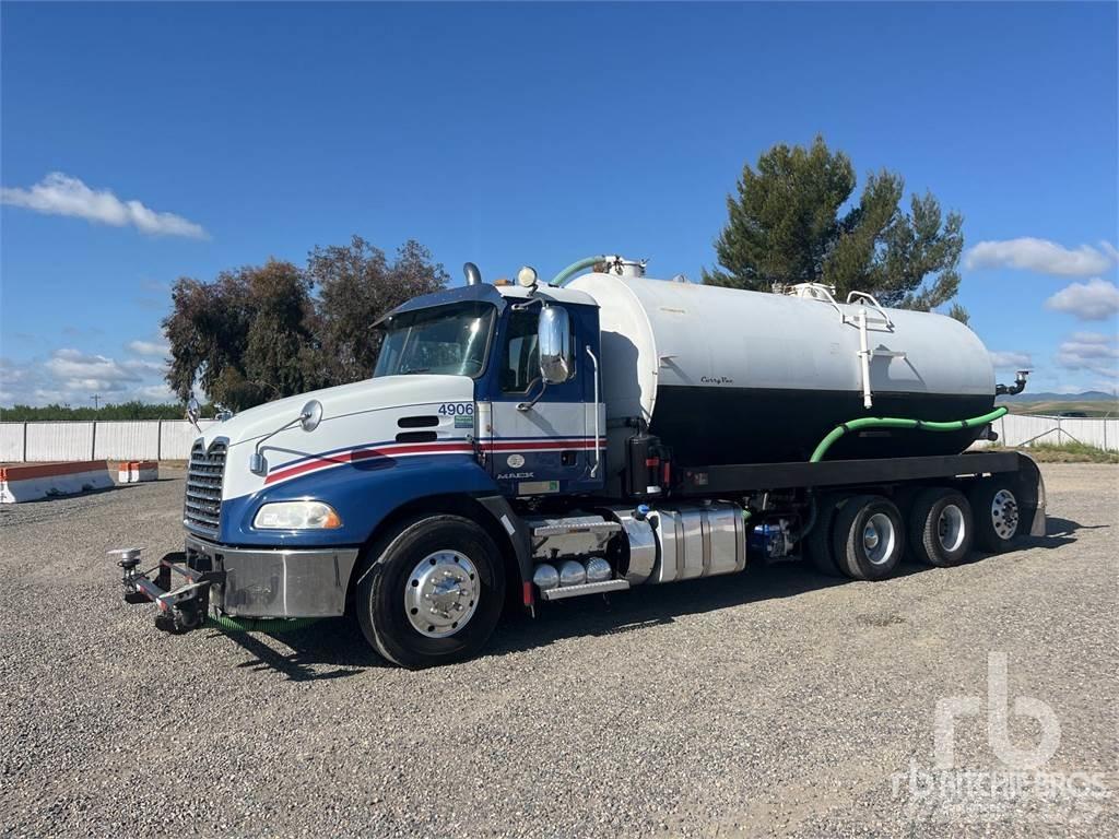 Mack CX613 Auto-tanques