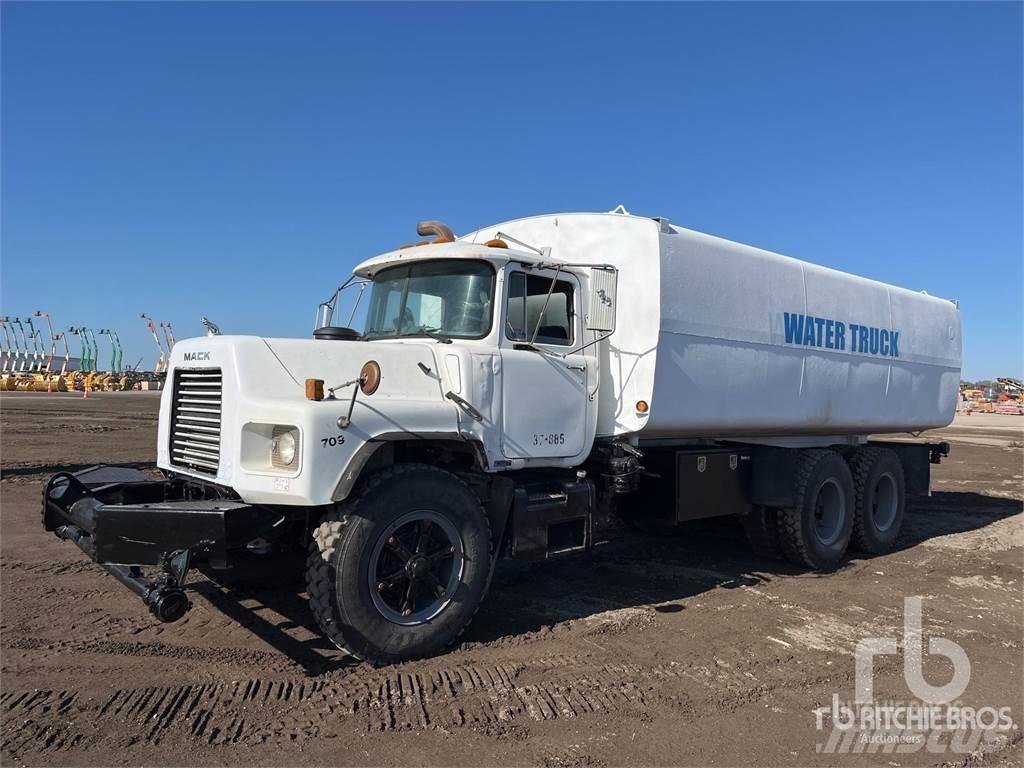 Mack DM690SX Auto-tanques