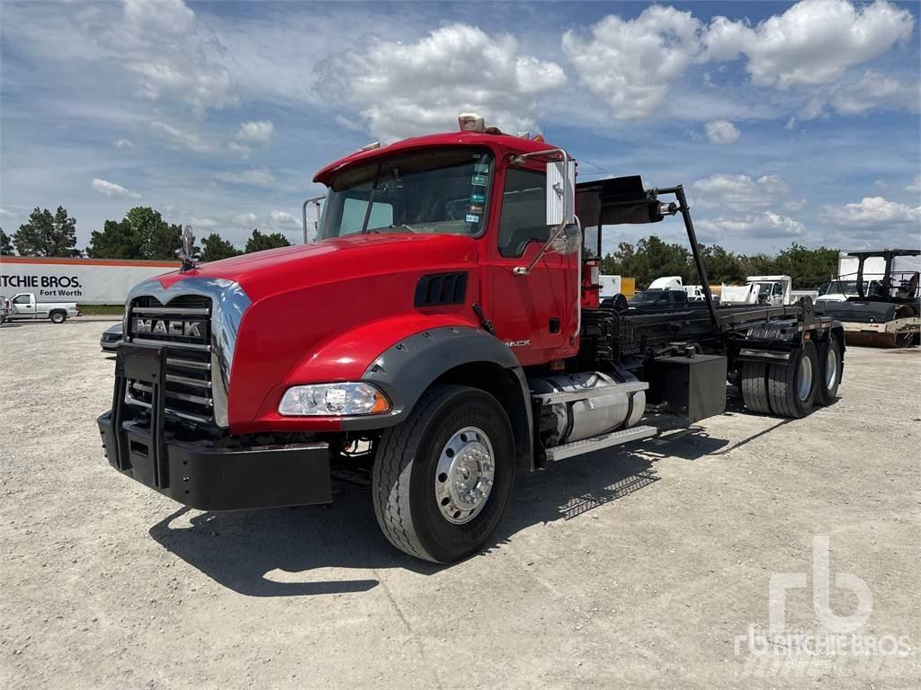 Mack GU813 Camiões caixa desmontável com elevador de cabo