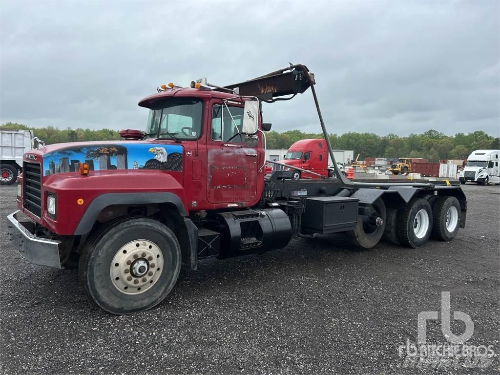 Mack RD688S Camiões caixa desmontável com elevador de cabo