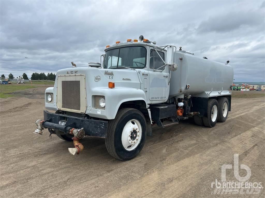 Mack RS686LST Auto-tanques