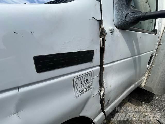 Ford E-350 Camiões de caixa fechada