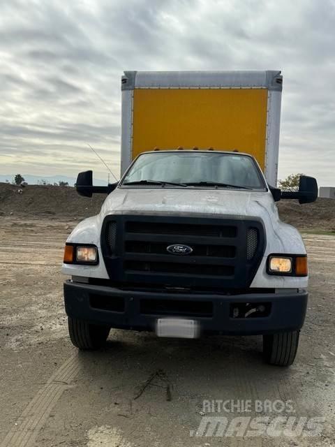 Ford F750 Camiões de caixa fechada