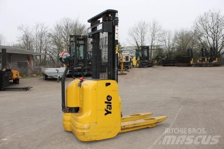 Yale MS10AC Empilhador para operador externo