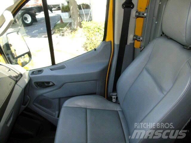 Ford TRANSIT 250 CAR Camiões de caixa fechada