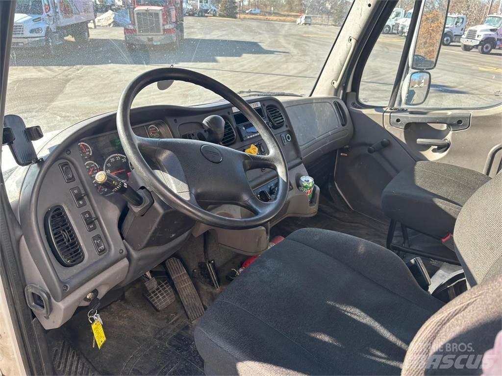 Freightliner M2 106 Camiões de caixa fechada