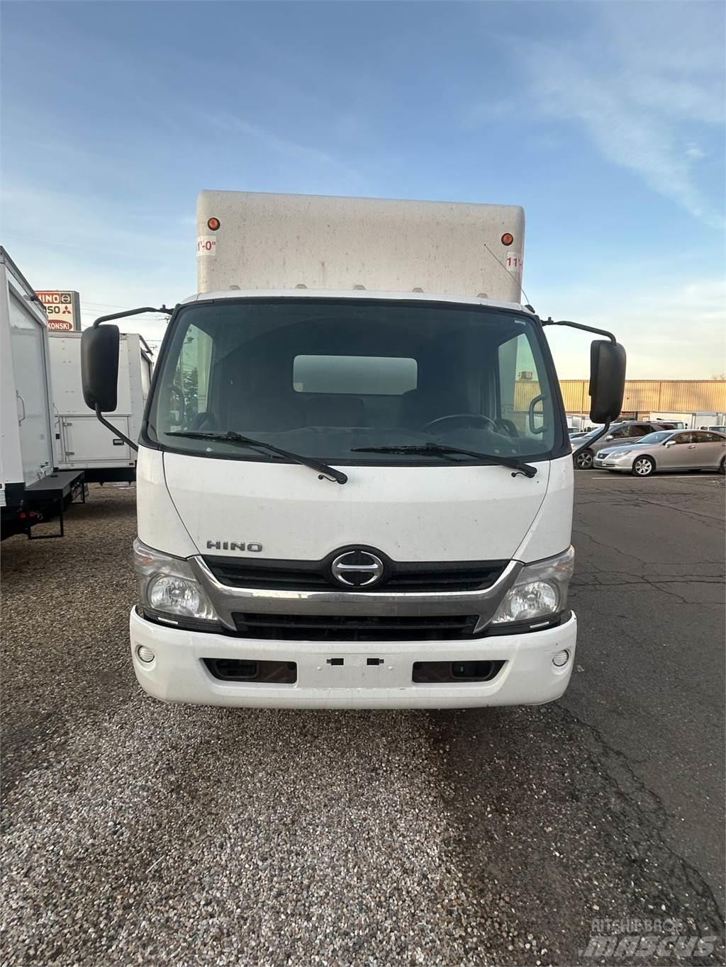 Hino 155 Camiões de caixa fechada