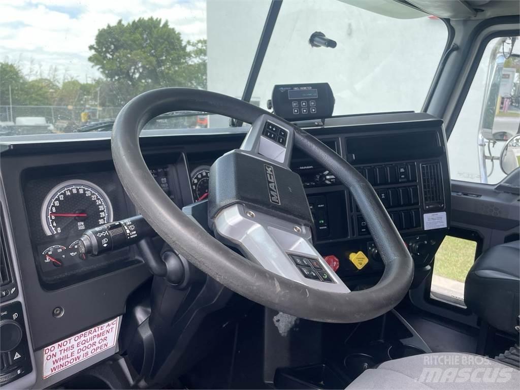 Mack GR64F Camiões basculantes