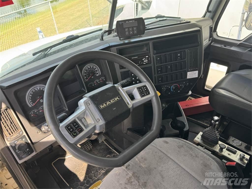 Mack GR64F Camiões basculantes