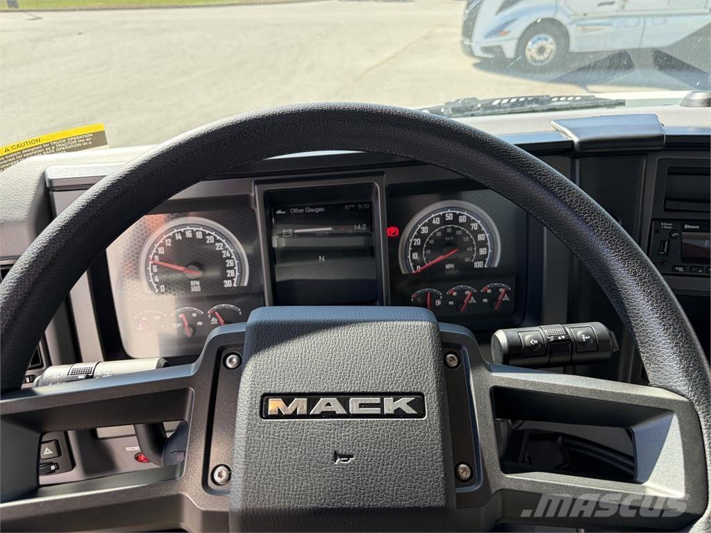 Mack MD6 42R Camiões de caixa fechada