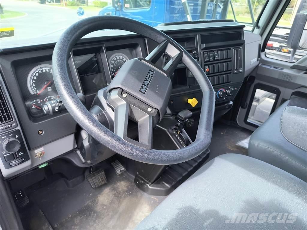 Mack MD6 42R Camiões de caixa fechada