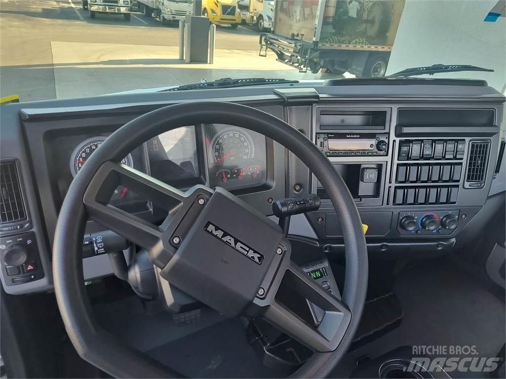 Mack MD7 42R Camiões de chassis e cabine