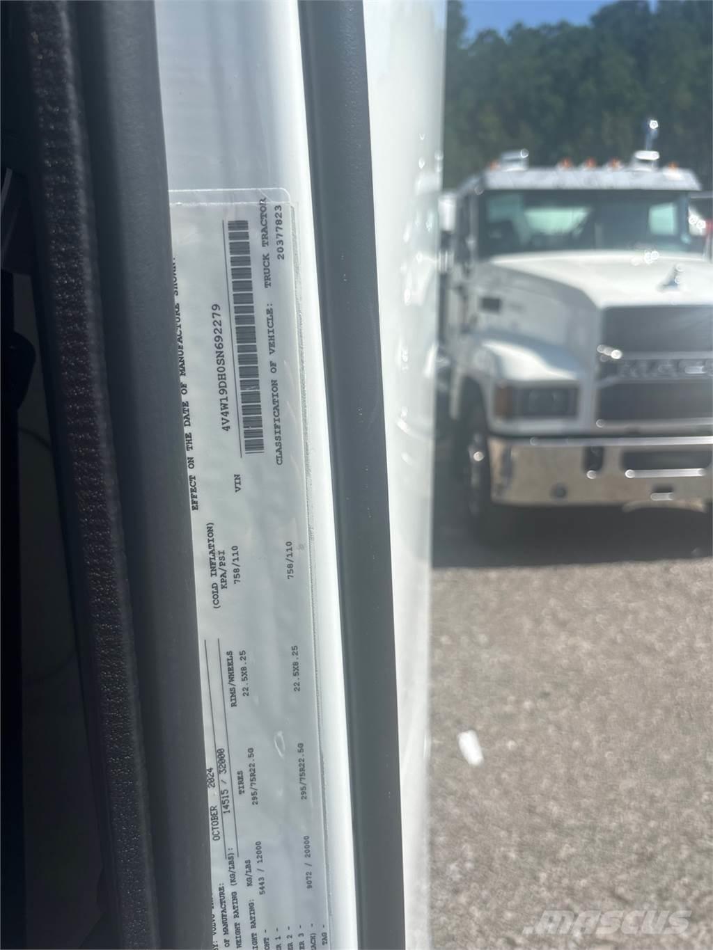 Volvo VNR42T300 Tractores (camiões)
