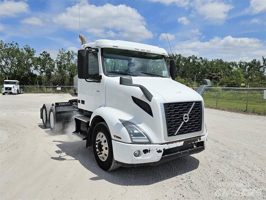 Volvo VNR64T300 Tractores (camiões)