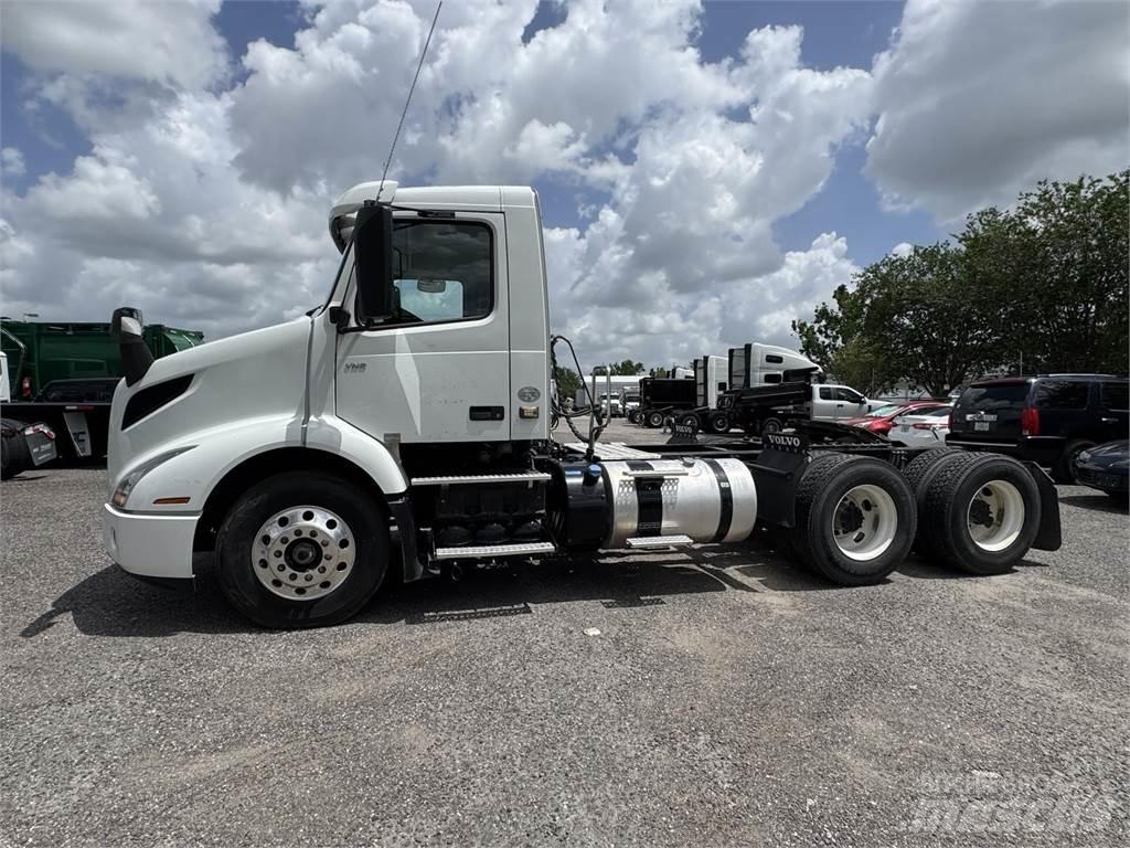 Volvo VNR64T300 Tractores (camiões)