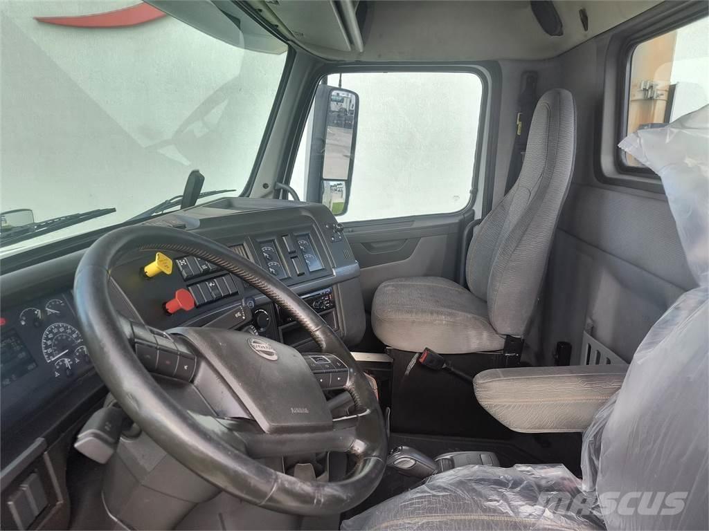 Volvo VNR64T300 Tractores (camiões)