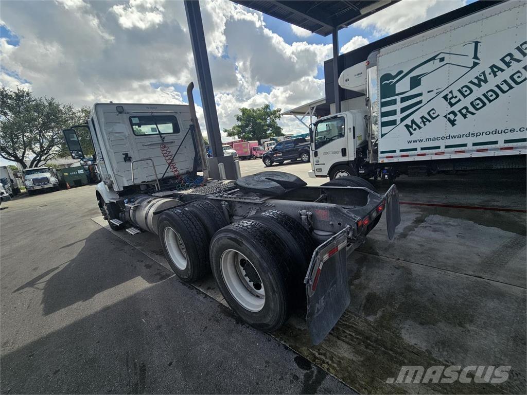 Volvo VNR64T300 Tractores (camiões)