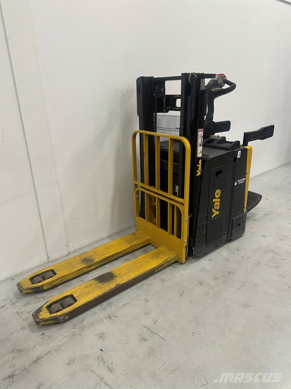 Yale MP20XD Self propelled stackers