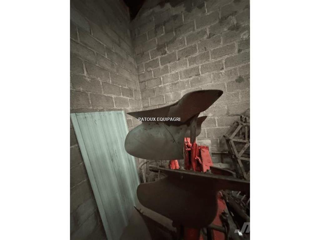 Kuhn MASTER 100 Charruas convencionais