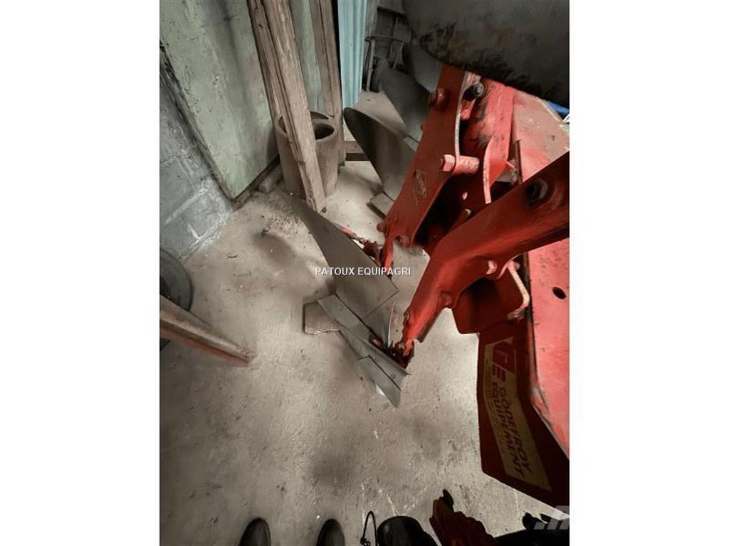 Kuhn MASTER 100 Charruas convencionais