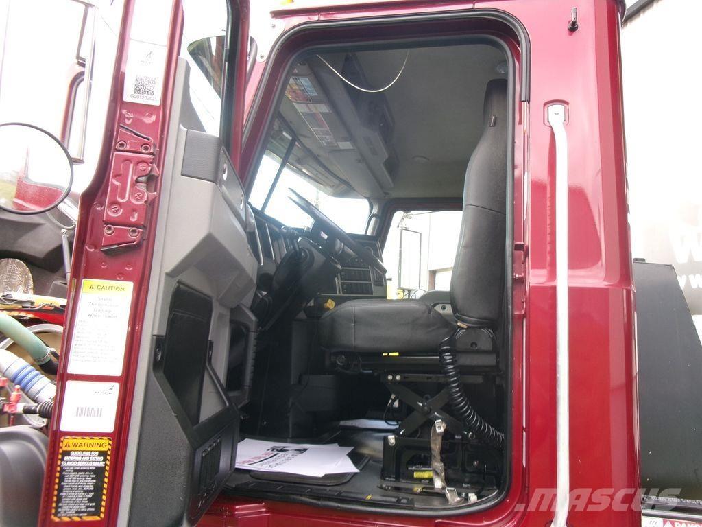 Mack GR64F Camiões basculantes