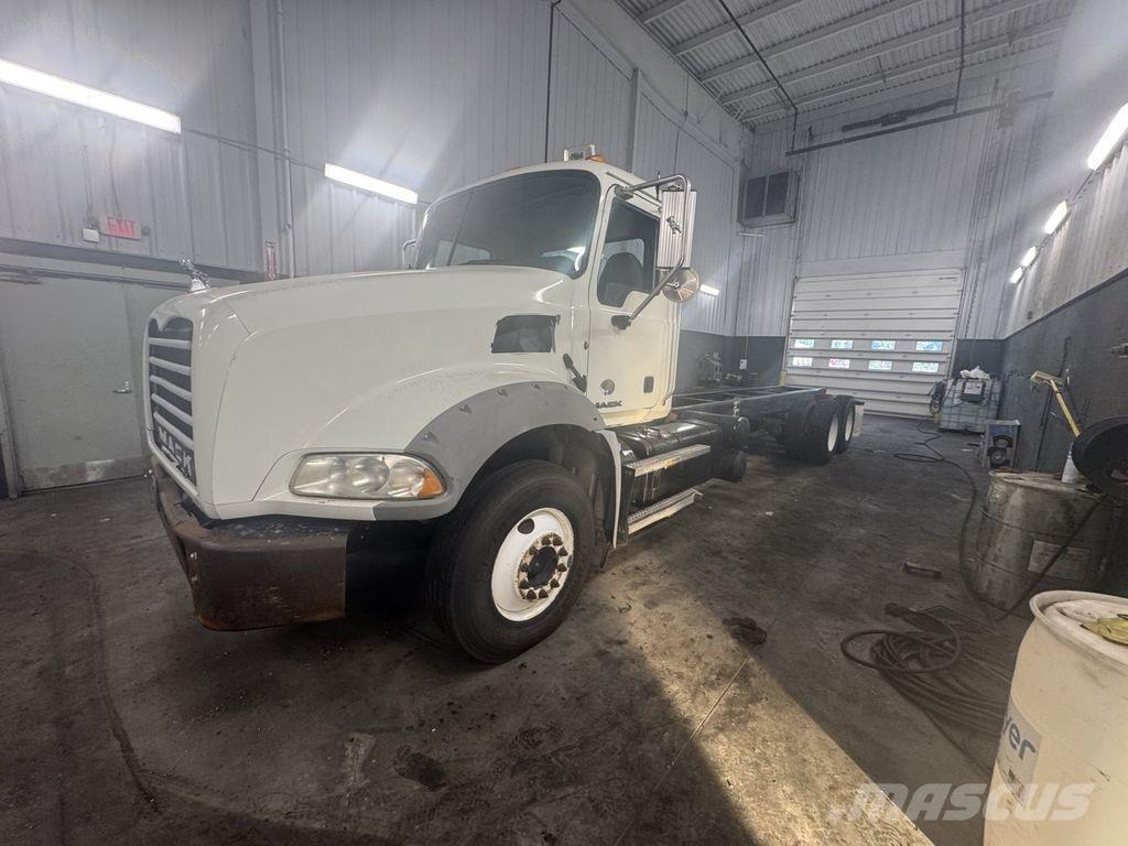 Mack GU813 Camiões de chassis e cabine