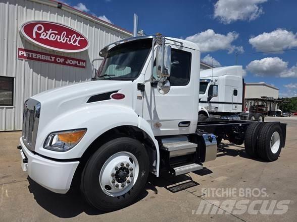 Peterbilt 536 Camiões de chassis e cabine