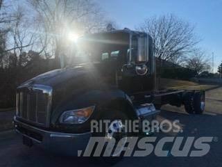 Peterbilt 536 Camiões de chassis e cabine
