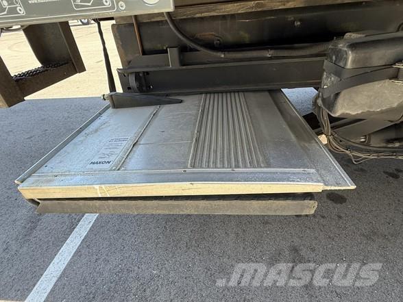 Peterbilt 537 Camiões de caixa fechada