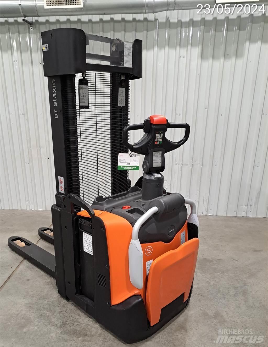 BT SPE140L Empilhador para operador externo