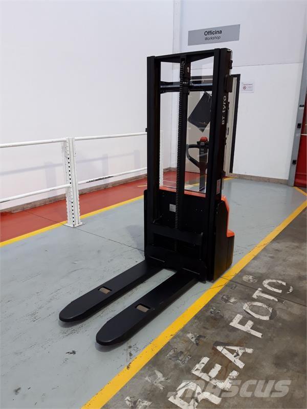 BT SHE100 Porta-paletes manuais