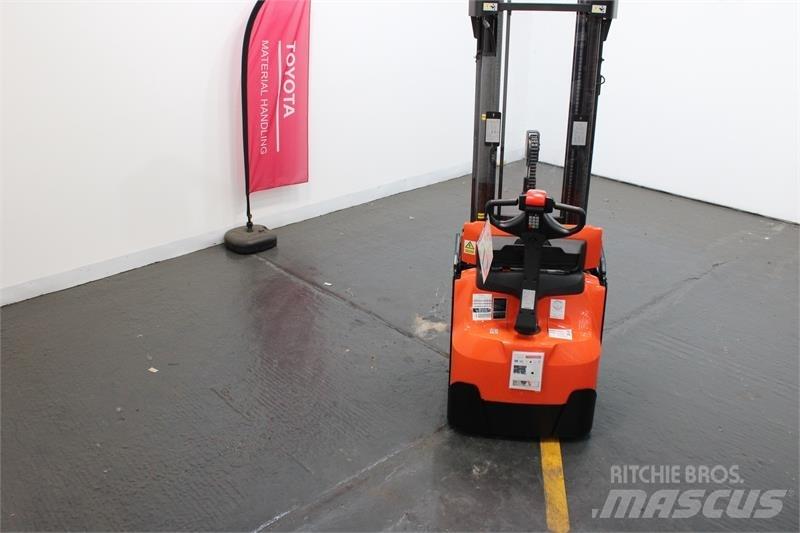 BT SWE145L Empilhador para operador externo