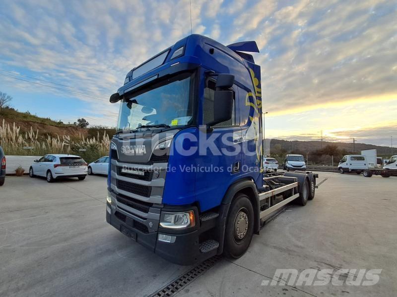 Scania R530 Camiões de chassis e cabine
