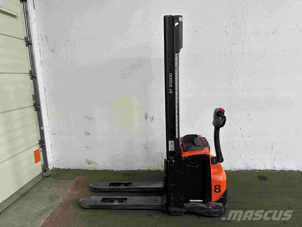 Toyota SWE 120 Empilhador para operador externo