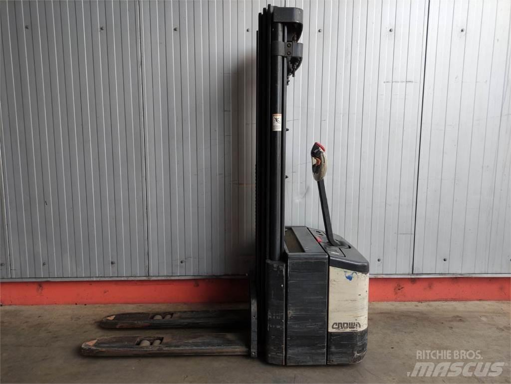 Crown WE 2300-1.6 TT Empilhador para operador externo