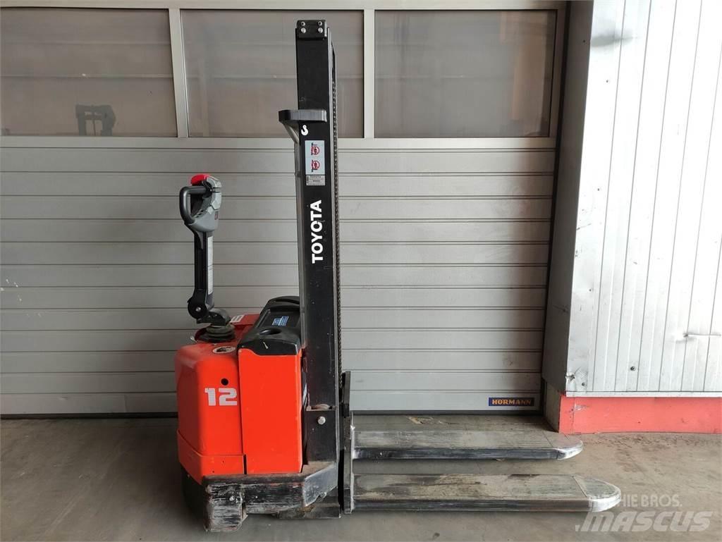 Toyota 7SM12 Empilhador para operador externo