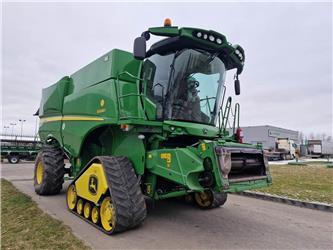 John Deere S690