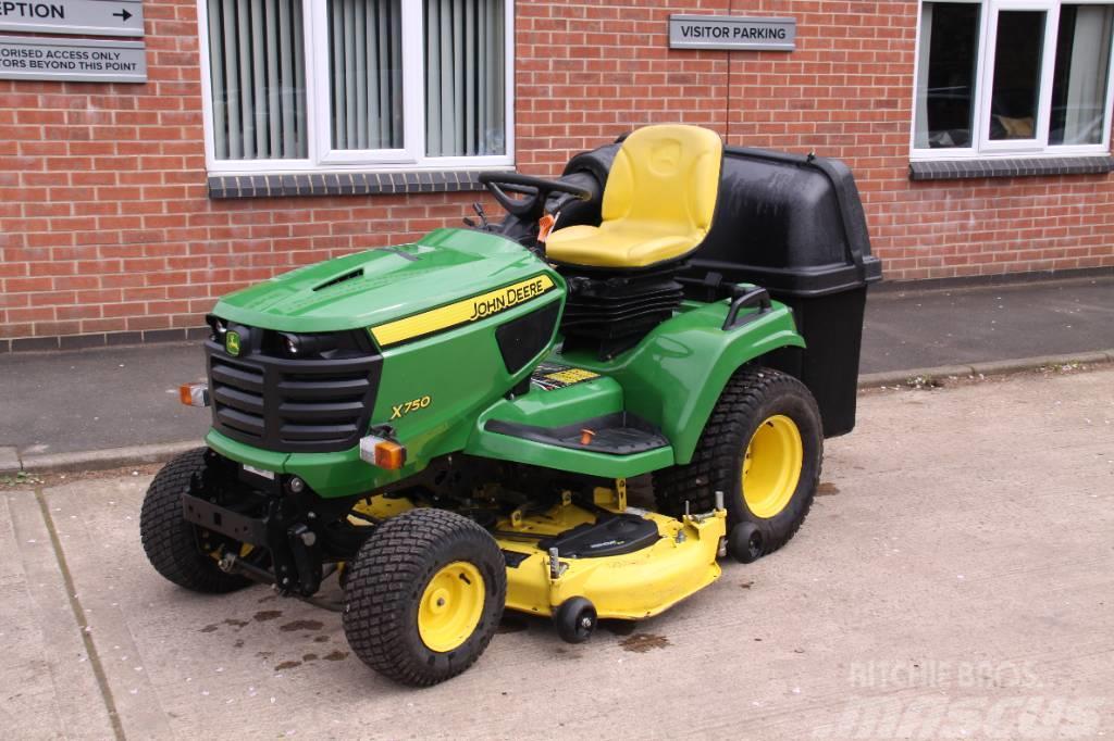 John Deere X750 with 54" Cutting deck and Collector Corta-Relvas Riders