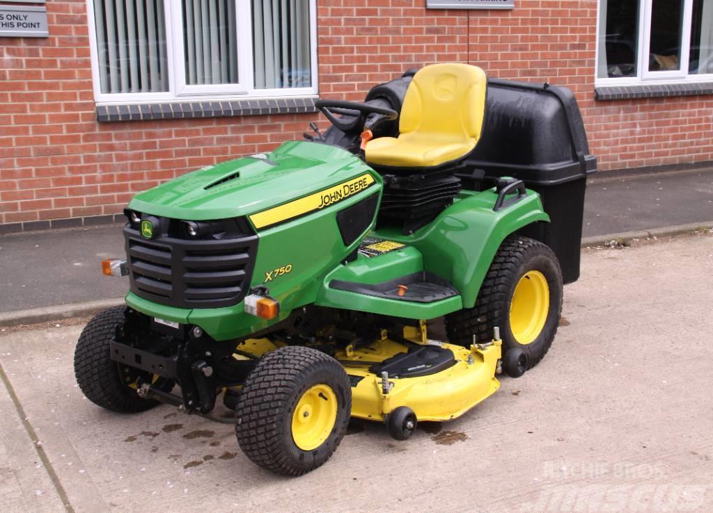 John Deere X750 with 54" Cutting deck and Collector Corta-Relvas Riders