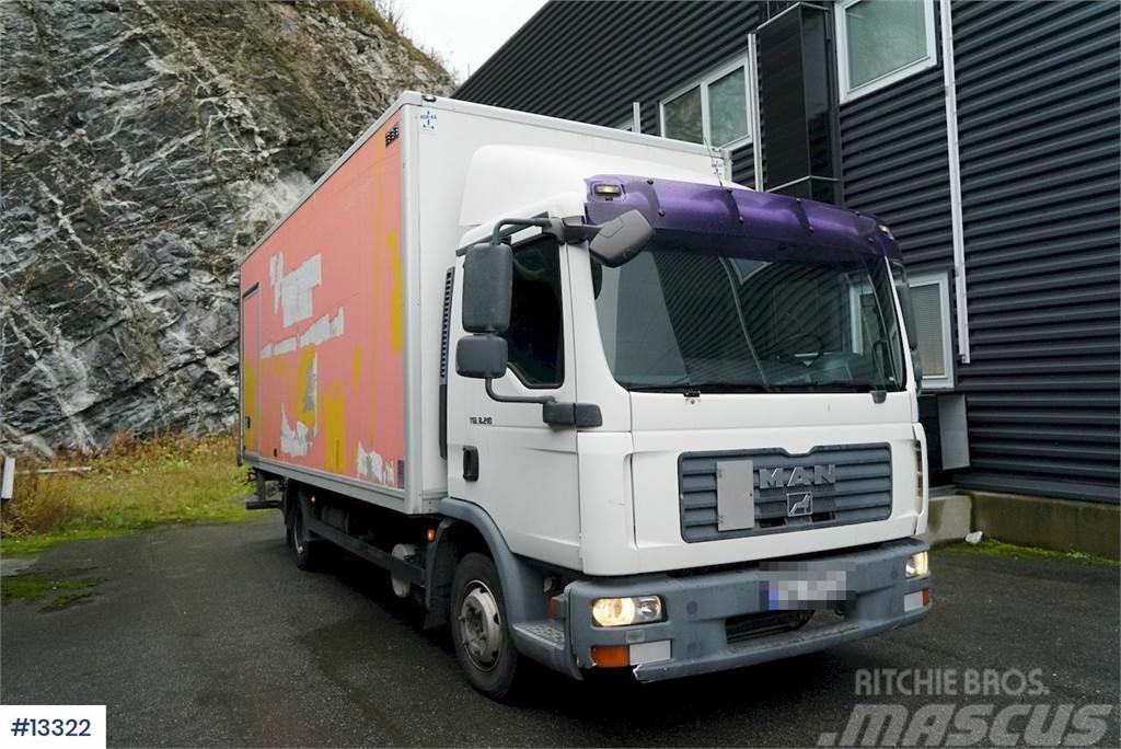 MAN TGL 8.210 Box truck w/ Zepro Lift Camiões de caixa fechada