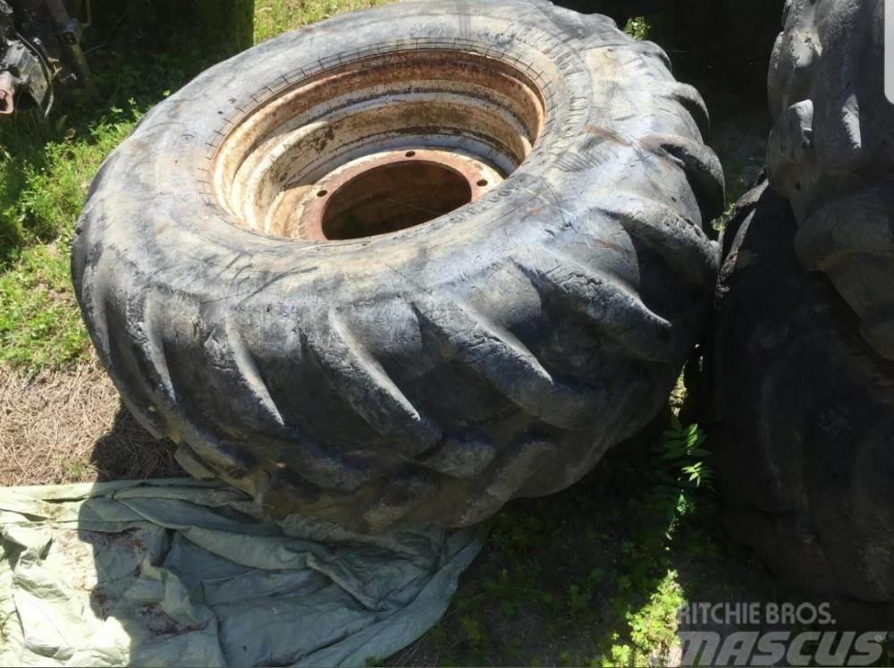  Dumper wheel and tyre 500 60 225 £100 plus vat £1 Pneus Agrícolas