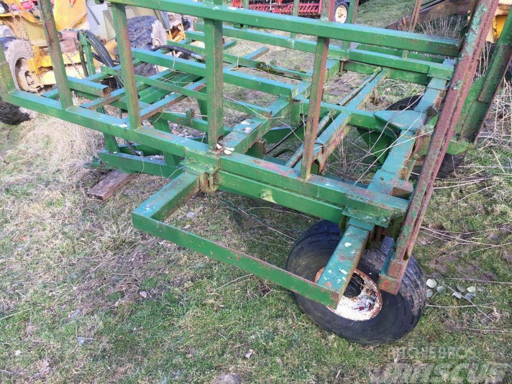  Tractor Bale Collector 56 £450 plus vat £540 Outros componentes