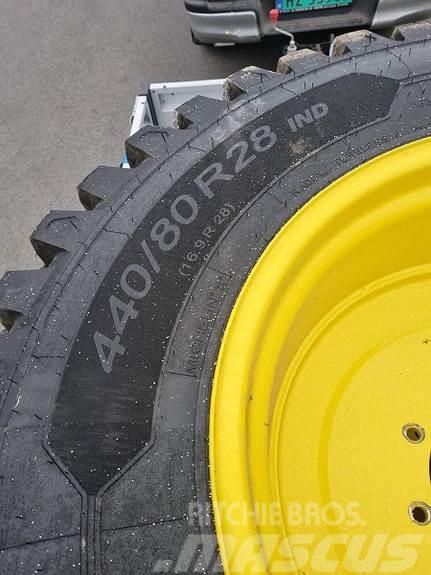 John Deere Hjul par: Michelin Crossgrip 440/80R28 Fakspro Gul Pneus Agrícolas